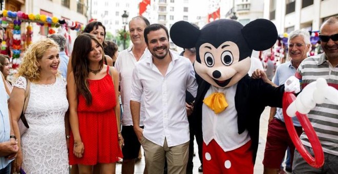 El coordinador general de Izquierda Unida, Alberto Garzón (c), durante su visita hoy a la Feria del Centro Histórico de Málaga.  EFE/Carlos Díaz