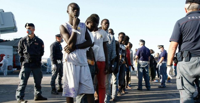 Menores refugiados hacen filas tras desembarcar en el puerto siciliano de Pozzallo. REUTERS