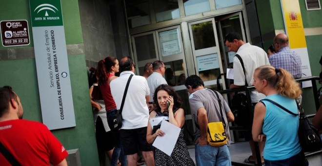 Cola de parados en una oficina del Servicio Andaluz de Empleo/REUTERS