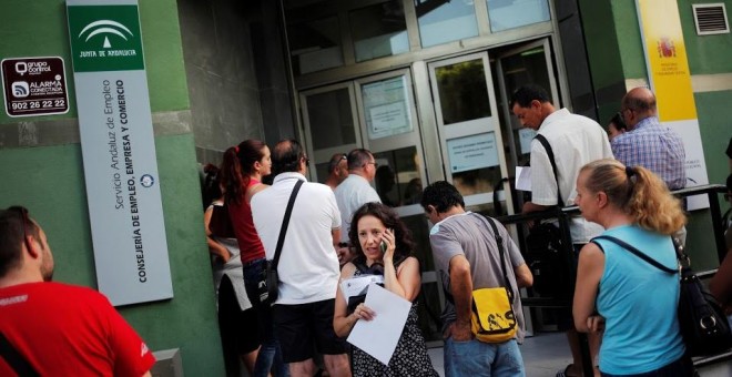 Cola de parados en una oficina del Servicio Andaluz de Empleo/REUTERS