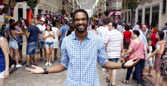 El actor gallego de origen dominicano Will Shephard posa en la calle Marques de Larios, tras denunciar discriminación racial en una caseta del Real de la Feria de Málaga. EFE/Carlos Díaz