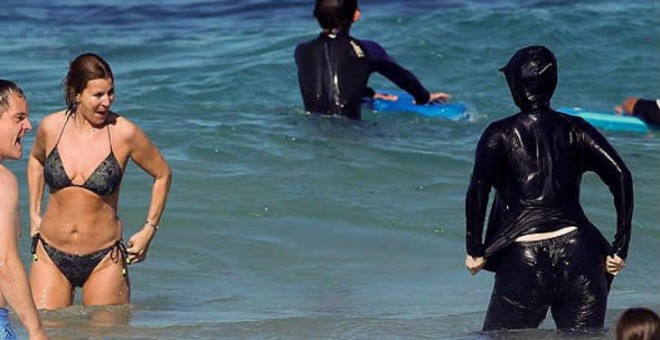 Multan a tres mujeres por vestir el 'burkini' en una playa de Cannes./BBC