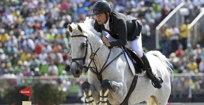 Sergio Alvarez Moya, a lomos de Carlo en el concurso de saltos. /REUTERS