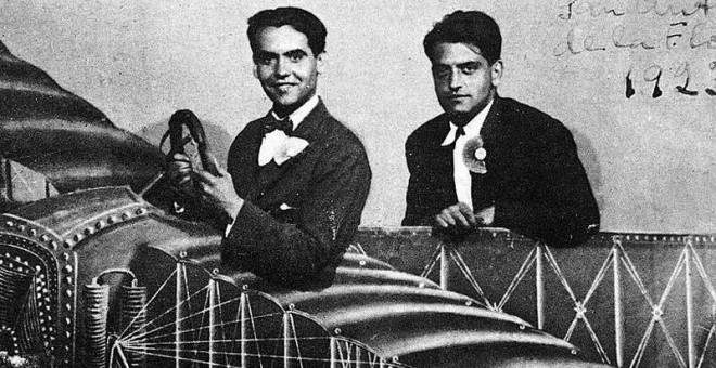 Lorca y Buñuel en la famosa fotografía en la que aparecen montados en un avión de cartón.