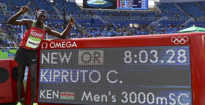 El keniano Conseslus Kipruto posa con el marcador que señala su récord olímpico en los 3.000 obstáculos. /REUTERS