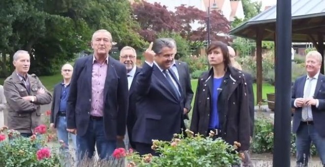 Captura de vídeo que muestra al vicecanciller y líder socialdemócrata alemán, Sigmar Gabriel, alzando el dedo corazón a varios neonazis.