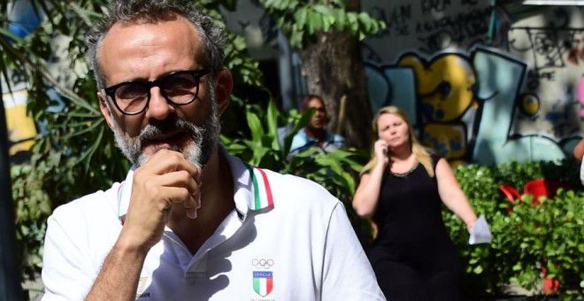 El chef italiano Massimo Bottura, en las calles de Río. TASSO MARCELO / AFP
