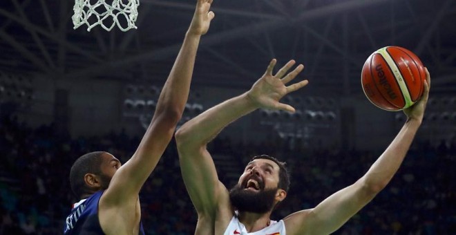 Mirotic intenta una canasta ante Batum durante el partido contra Francia. REUTERS/Jim Young