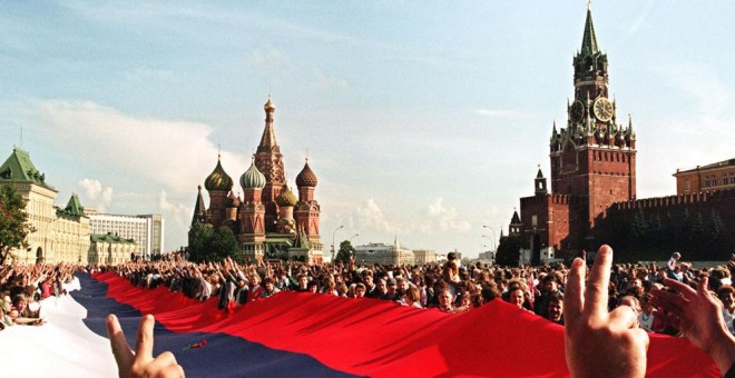 Celebraciones en Moscú tras el golpe fallido de agosto en 1991. AFP