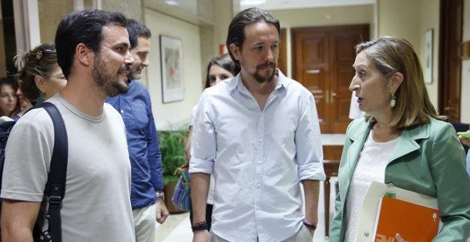 El líder de Izquierda Unida, Alberto Garzón (i) y el de Podemos, Pablo Iglesias, conversan con la presidenta del Congreso, Ana Pastor, a su llegada hoy para la constitución de la Diputación Permanente, el órgano que rige la Cámara en periodos sin activida