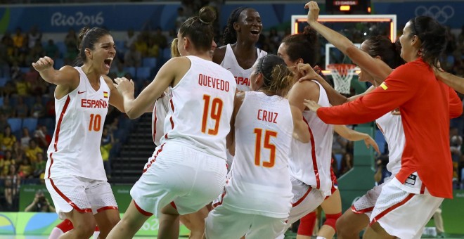 Las jugadoras españolas de baloncesto celebran por todo lo alto el pase a la final. /REUTERS