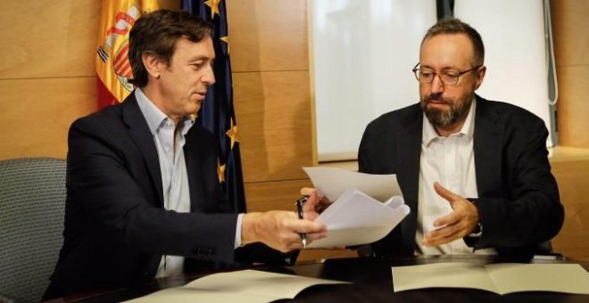 Rafael Hernando y Juan Carlos Girauta firman el pacto anticorrupción
