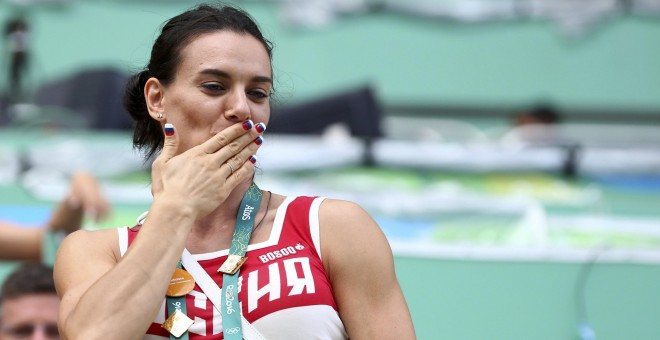 Yelena Isinbayeva saluda en la tribuna del centro acuático Maria Lenk en Río de Janeiro. /REUTERS