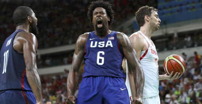 Deandre Jordan celebra una canasta ante Pau Gasol. /REUTERS