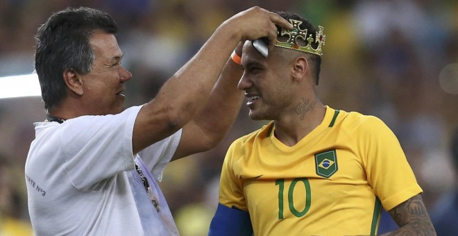 El seleccionador brasileño, Rogerio Micale, coloca a Neymar una corona tras el partido.REUTERS/Marcos Brindicci