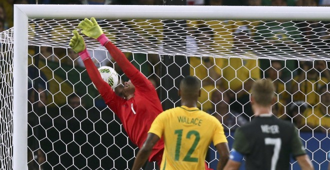 El momento del gol de Neymar de falta directa que adelantaba a Brasil. REUTERS/Marcos Brindicci