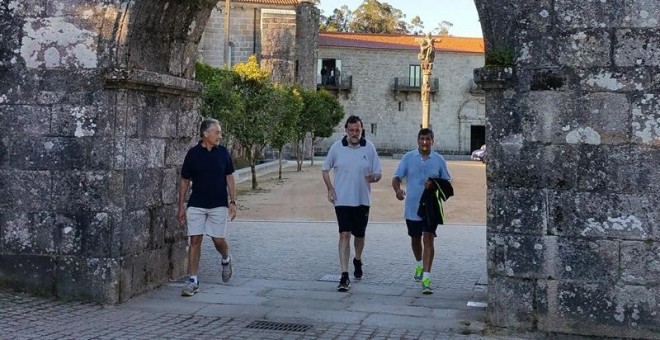 El presidente del Gobierno en funciones, Mariano Rajoy, en su recorrido matinal por la Ruta da Pedra e da Auga. E.P.