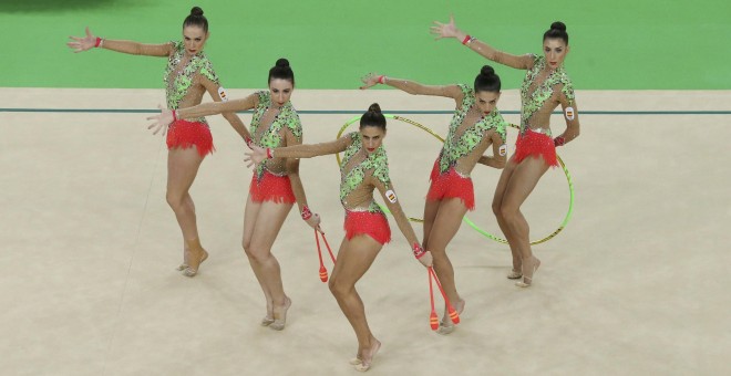El equipo español de gimnasia rítmica en el ejercicio de mazas y aros. /REUTERS
