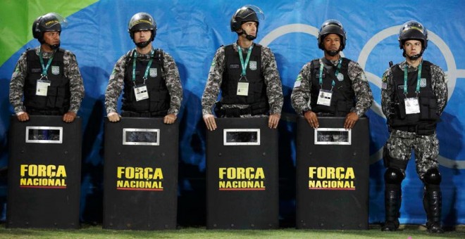 Policías brasileños durante un partido de rugby en los Juegos Olímpicos. REUTERS/Phil Noble