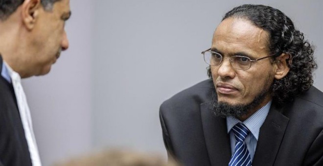 El acusado Achmad al Mahdi al Faqi, alias 'Abu Turab' (dcha), comparece ante la Corte Penal Internacional (CPI) en La Haya (Holanda)/EFE