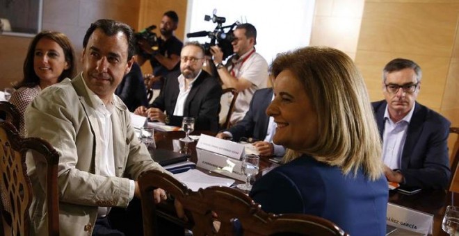 Andrea Levy, Fernando Martínez Maillo y Fátima Báñez, del PP, y  Juan Carlos Girauta y José Manuel Villegas, de Ciudadanos, durante la segunda reunión que mantienen en el Congreso los equipos negociadores de ambos partidos para alcanzar un acuerdo de inve