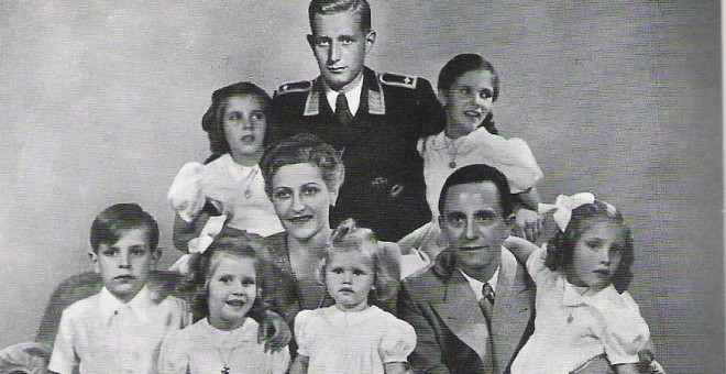 Joseph y Magda Goebbels, en una foto de famlia con sus hijos.