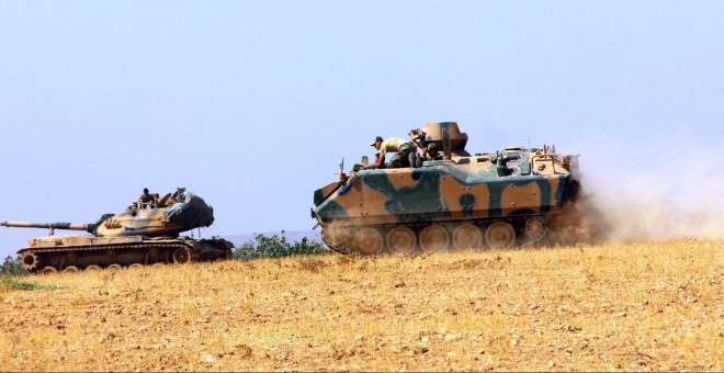 Un tanque del ejército turco y un vehículo blindado estacionados cerca de la frontera entre Turquía y Siria en Karkamış en la provincia de Gaziantep, Turquía.- REUTERS