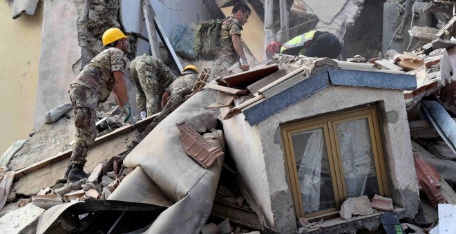 Los equipos de rescate trabajan en un edificio derrumbado después de un terremoto en Amatrice, el centro de Italia. REUTERS / Emiliano Grillotti