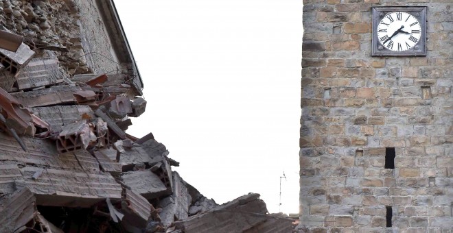 El reloj del campanario de Amatrice se paró a la hora del terremoto. REUTERS / Emiliano Grillotti