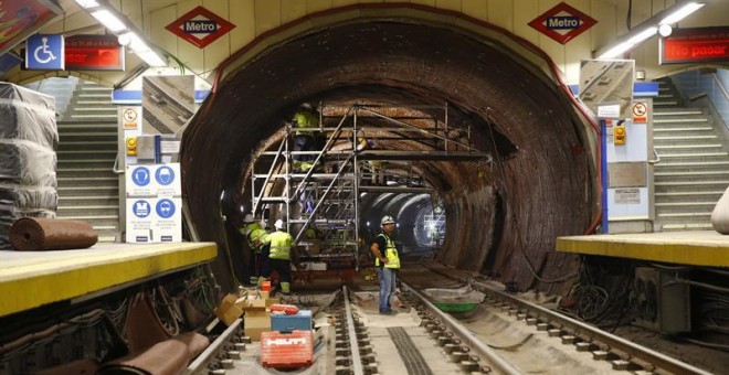 Obras de mejora de la Línea 1 de Metro en la estación de Tribunal. Los trabajos de mejora que afectan a 25 de sus 33 estaciones. EFE/J.P.Gandul