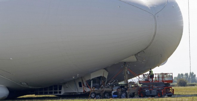 Los operarios de Hybrid Air Vehicles Workers examinan los daños de la aeronave Airlander 10 tras chocar contra el suelo en su segundo vuelo de prueba. REUTERS/Darren Staples