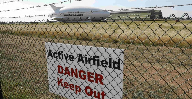 La aeronave más grande del mundo posado sobre el suelo del aerodromo inglés de Befordshire tras su accidentado segundo vuelo de pruebas. REUTERS/Darren Staples