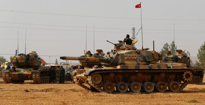 Tanques turcos se dirigen a la frontera con Siria. - REUTERS