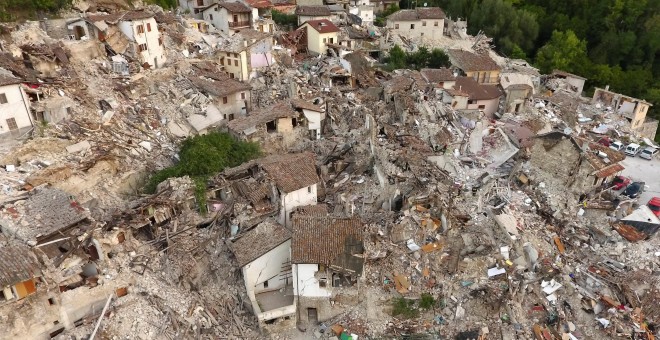 Una fotografía tomada desde un dron muestra la destrucción provocada por el terremoto que tuvo lugar en Pescara del Tronto, en el centro de Italia.- REUTERS