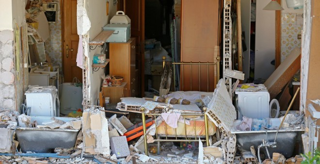 Interior de una de las casas derruidas en el pueblo de Amatrice como consecuencia del terremoto ocurrido en el centro de Italia.- REUTERS