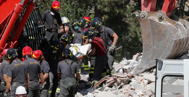 Los equipos de rescate trasladan un cuerpo tras el terremoto de Amatrice, Italia central. REUTERS/Ciro De Luca