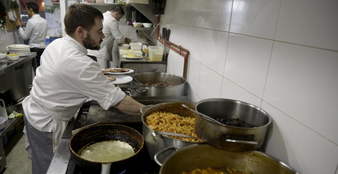 Un joven trabaja de cocinero en un hotel de Madrid. REUTERS