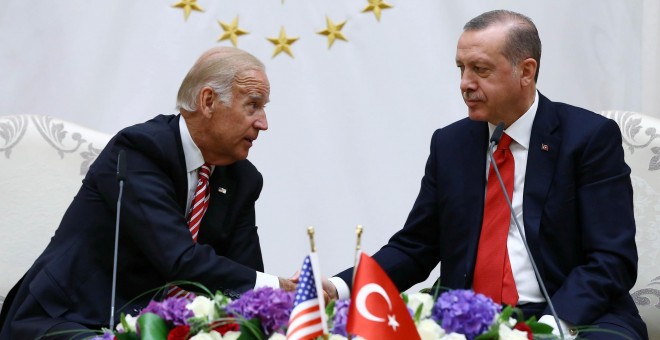 El vicepresidente de Estados Unidos, Joseph Biden, junto al presidente de Turquía, Recep Tayyip Erdogan, durante una reunión en Ankara. - REUTERS