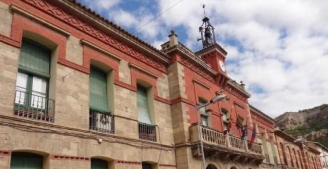 El Ayuntamiento de Alhama dejó de convocar el concurso de méritos para seleccionar al profesor de adultos en 2011 por decisión del entonces alcalde, Joaquín Antón.