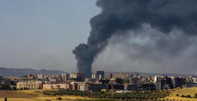 Una gran columna de humo aparece sobre el municipio de Chiloeches, Guadalajara, como consecuencia del incendio declarado esta madrugada en una planta de reciclado del polígono industrial. EFE/Pepe Zamora