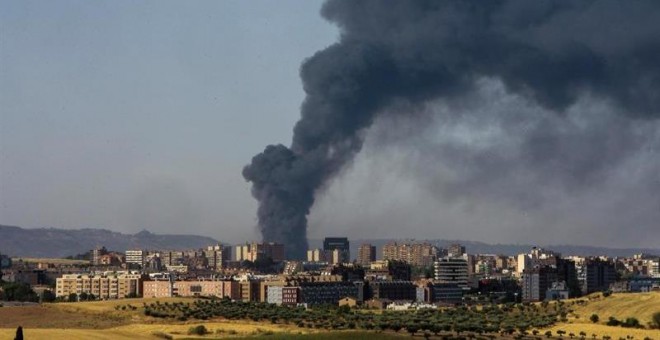 Una gran columna de humo aparece sobre el municipio de Chiloeches, Guadalajara, como consecuencia del incendio declarado esta madrugada en una planta de reciclado del polígono industrial. EFE/Pepe Zamora