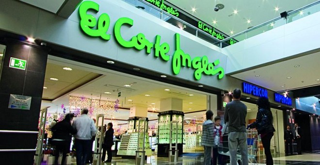 Entrada a un centro comercial de El Corte Inglés.