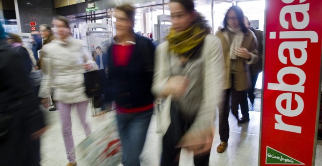 Varias personas entran en un centro de El Corte Inglés el primer día de las rebajas de invierno. EFE