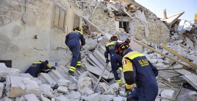 Varios bomberos trabajan entre los escombros en Pescara del Tronto, en la región de Marche, en el centro de Italia. EFE/Cristiano Chiodi