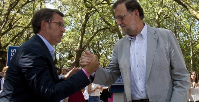 El presidente del PP y del Gobierno en funciones, Mariano Rajoy  y el presidente de la Xunta, Alberto Núñez Feijóo, durante la apertura del curso político, hoy en la Carballeira de San Xusto. EFE