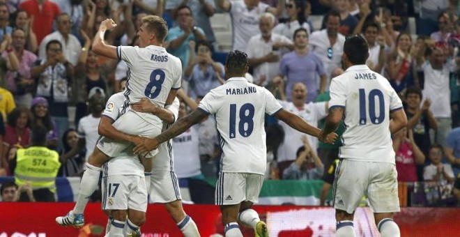 Los jugadores del Real Madrid celebran el segundo gol del equipo blanco. EFE/Kiko Huesca.