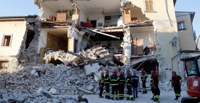 Bomberos delante de una casa derruida tras el terremoto en la localidad de Amatrice, Italia. REUTERS/Ciro De Luca