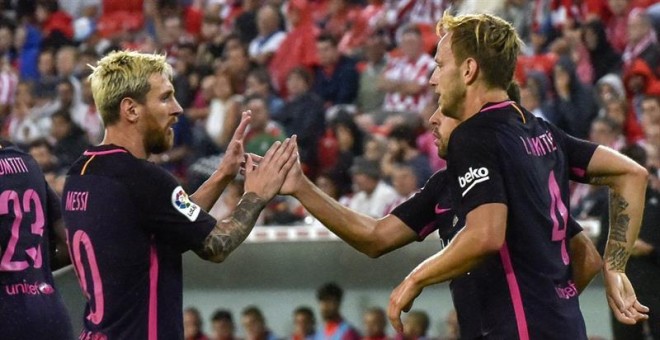 El centrocampista croata del F. C. Barcelona Ivan Rakitic (d) celebra junto a sus compañeros, el delantero argentino Leo Messi (i) y el defensa Jordi Alba (2d), tras marcar el primer gol del equipo blaugrana, durante el encuentro correspondiente a la seg