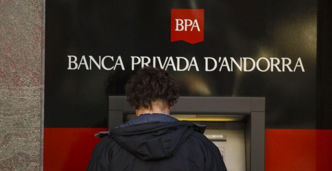 Un cajero de la Banca Privada d'Andorra en una imagen de archivo. REUTERS