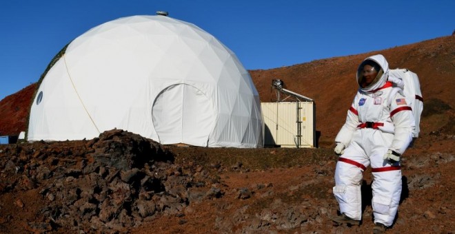 Fotografía facilitada por HI-SEAS que muestra a Sian Proctor, profesor de geología de Arizona, junto al módulo en el que un equipo de seis personas ha vivido aislado durante un año como simulación de vida en Marte en Hawai (Estados Unidos).